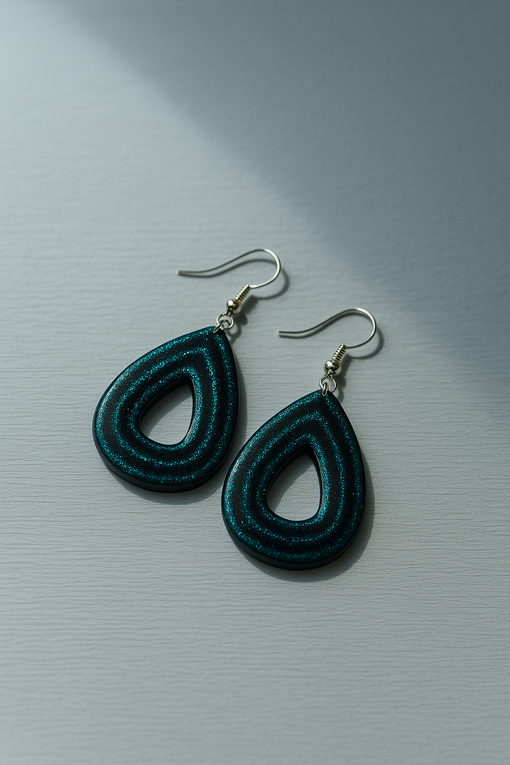 Glittriga rundaovala